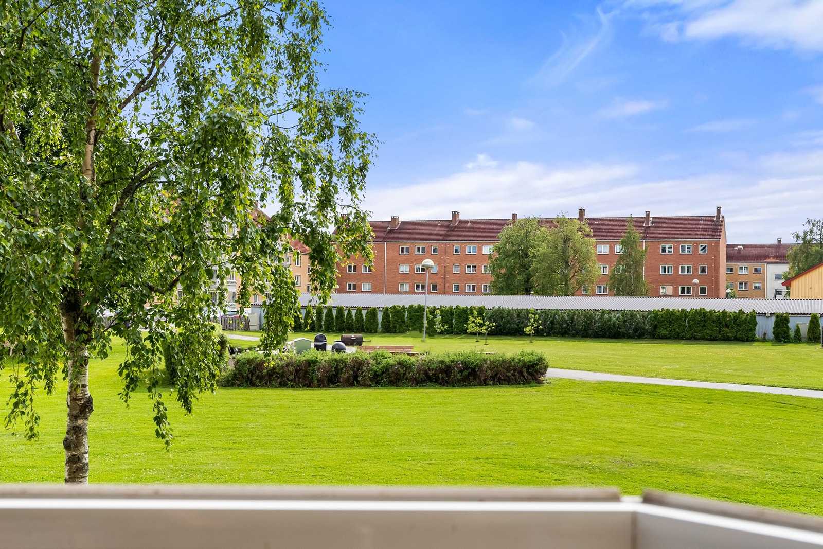 Frodig og flott utsikt over grønne plener på borettslagets tomt. Galleribilde
