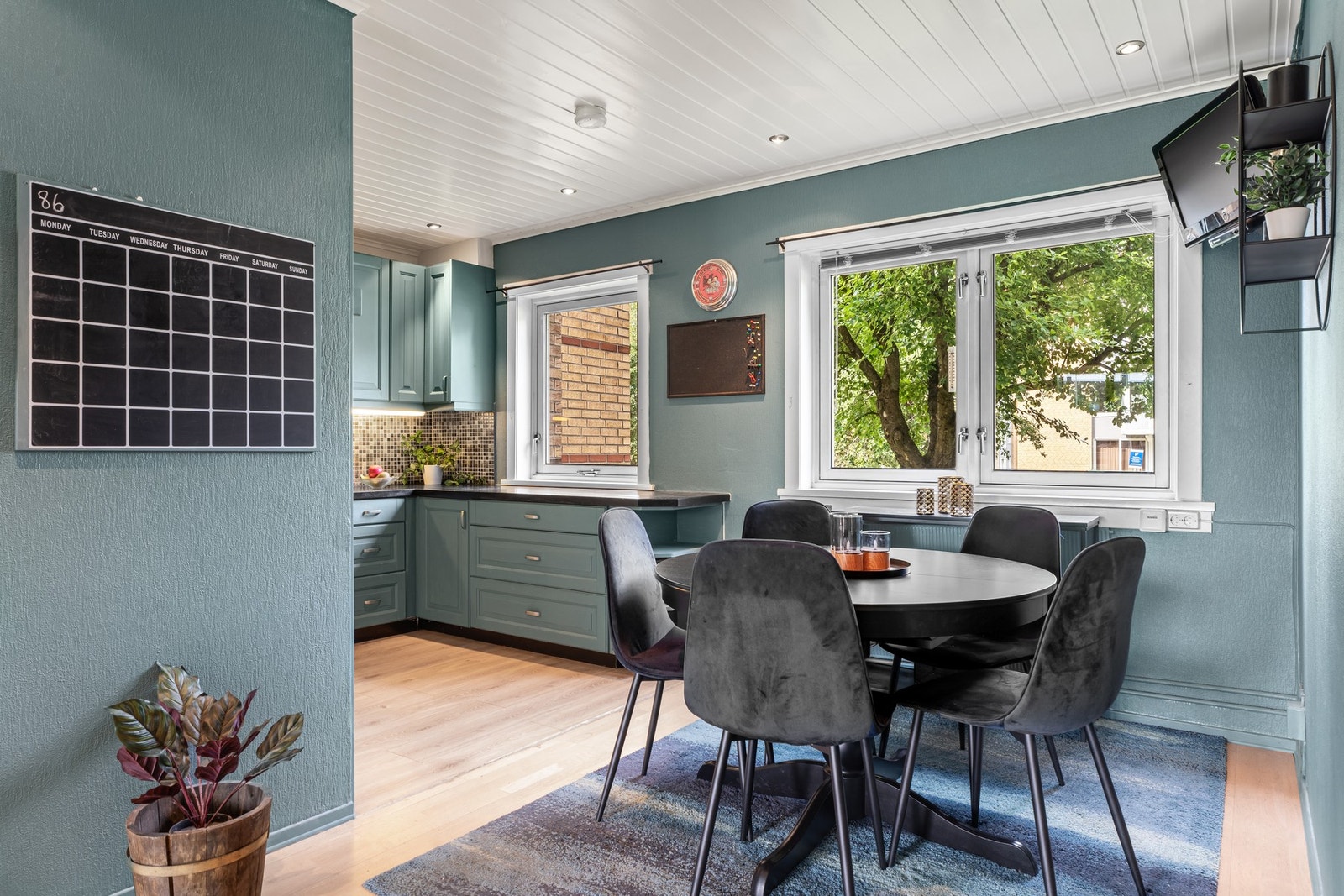 En romslig og åpen løsning gjør innredning enkel for spiseplass tilknyttet kjøkkenet. Galleribilde