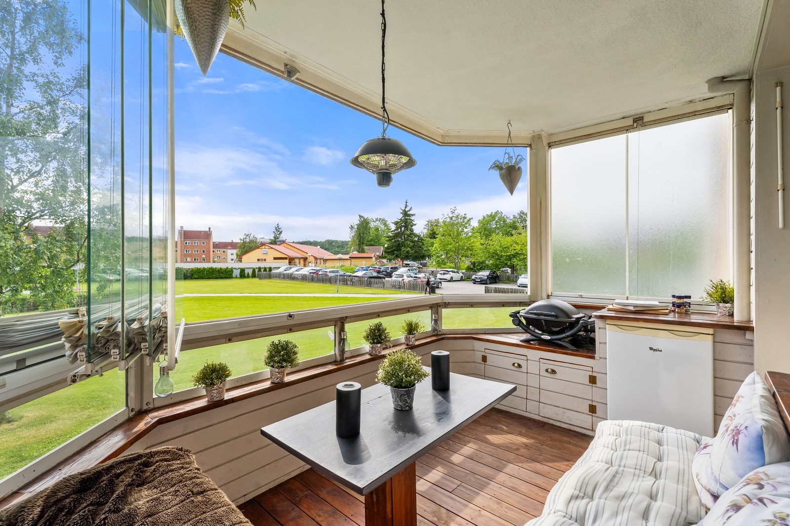 Fra stuen er det utgang til en sydvestvendt, innglasset balkong med gode solforhol. Et flott ekstra oppholdsrom store deler av året. Galleribilde