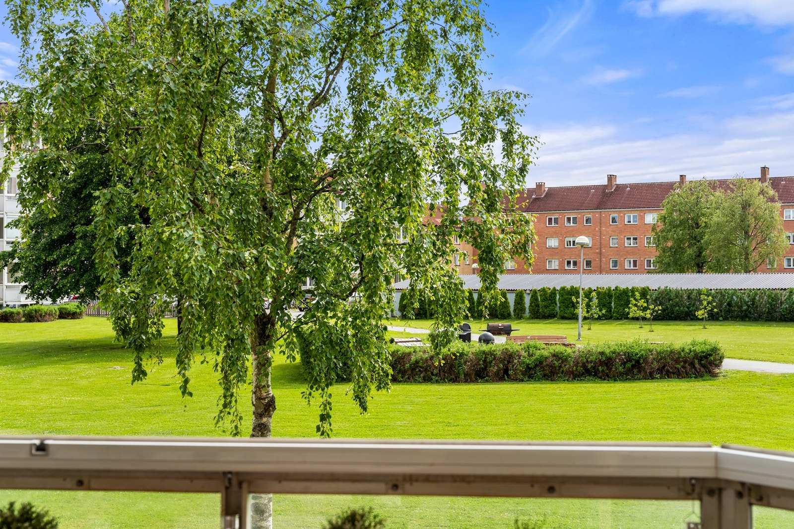 Her får du en romslig 4-roms med utgang til balkong i frodige omgivelser på Mangerud Galleribilde