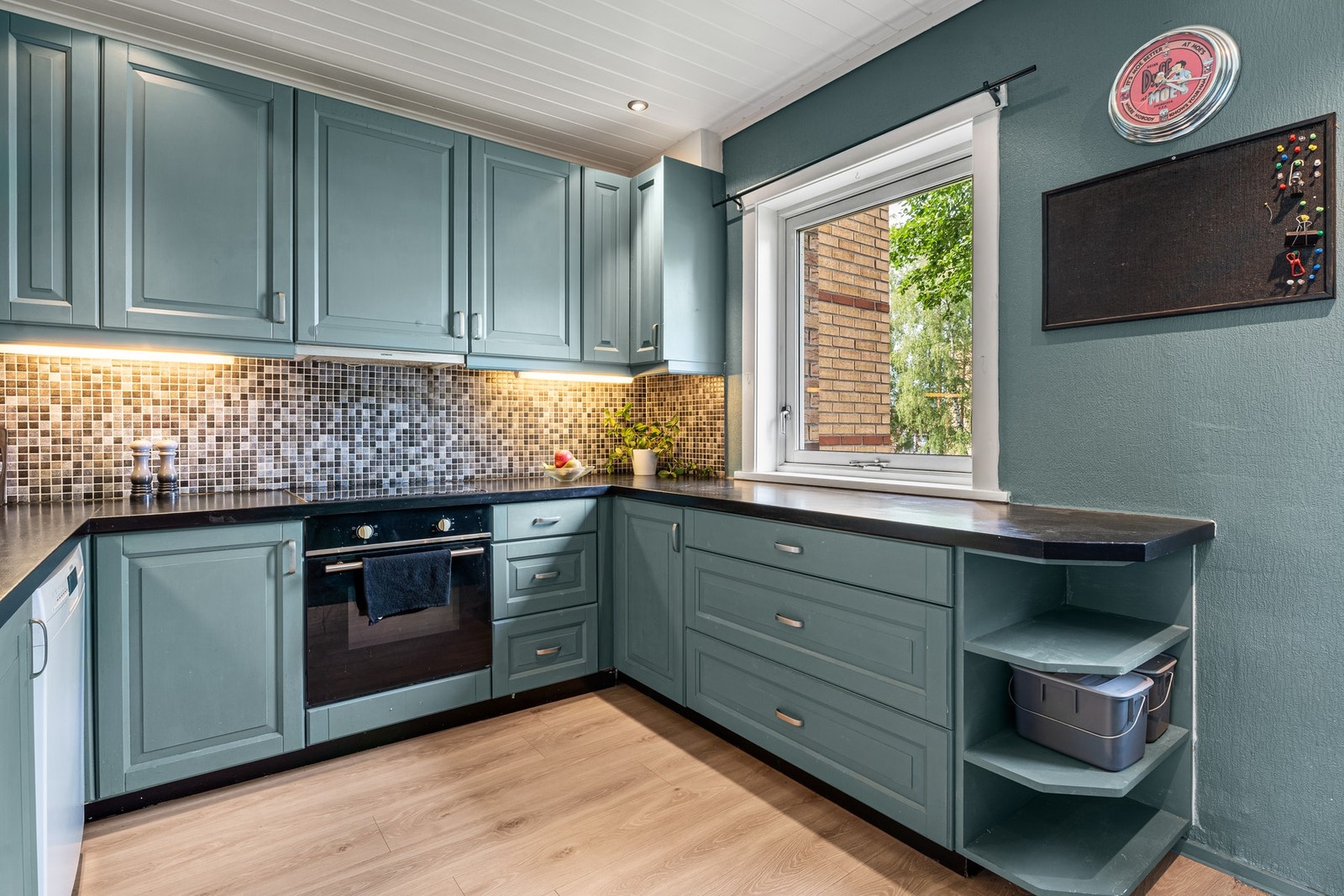 Det er integrert induksjonsplatetopp, stekeovn og kjøle-/fryseskap, samt opplegg for oppvaskmaskin. Lys under overskap gir godt arbeidslys. Galleribilde