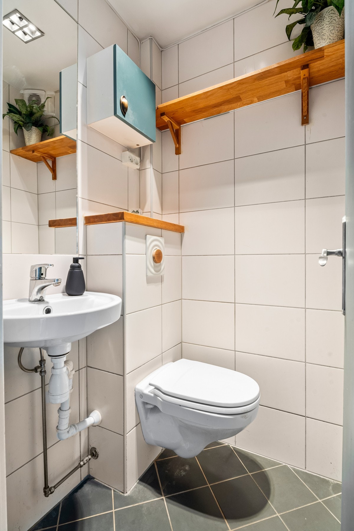 Toalettrommet har adkomst ved entréen, og er praktisk utformet med en enkel innredning. Modernistert i 2008-2010. Galleribilde