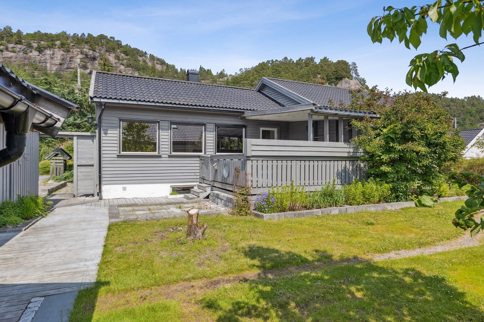 Eiendomsmegler Norge ved Kristoffer Lauvsland ønsker deg velkommen til Blomstervegen 12! Galleribilde