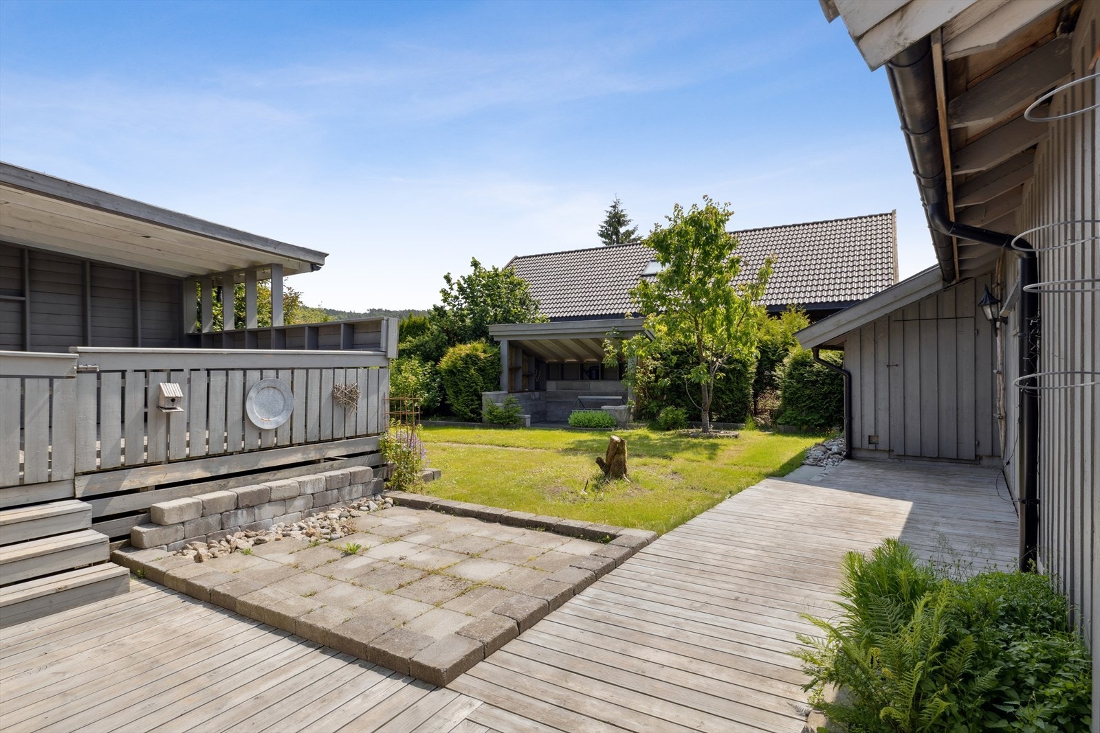Her kan du sikre deg en innholdsrik og flott enebolig med solrik terrasse og frodig hage. Galleribilde
