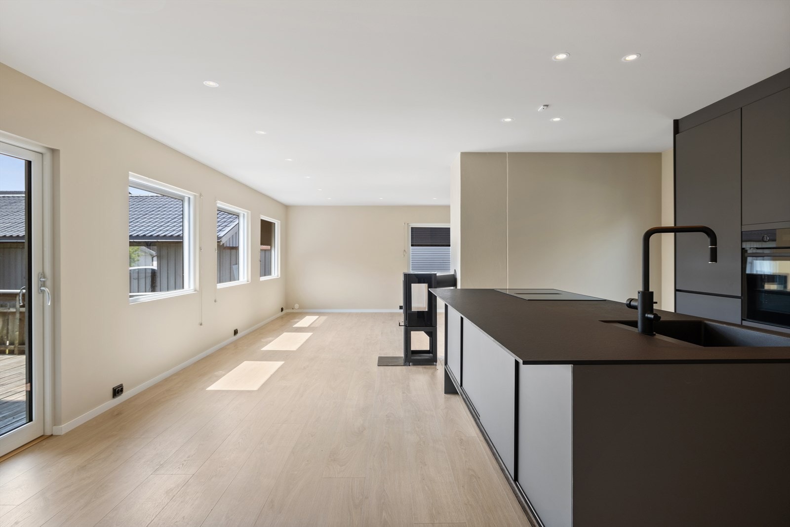 Lys og moderne åpen planløsning med gode vinduer og stilrent kjøkken. Galleribilde