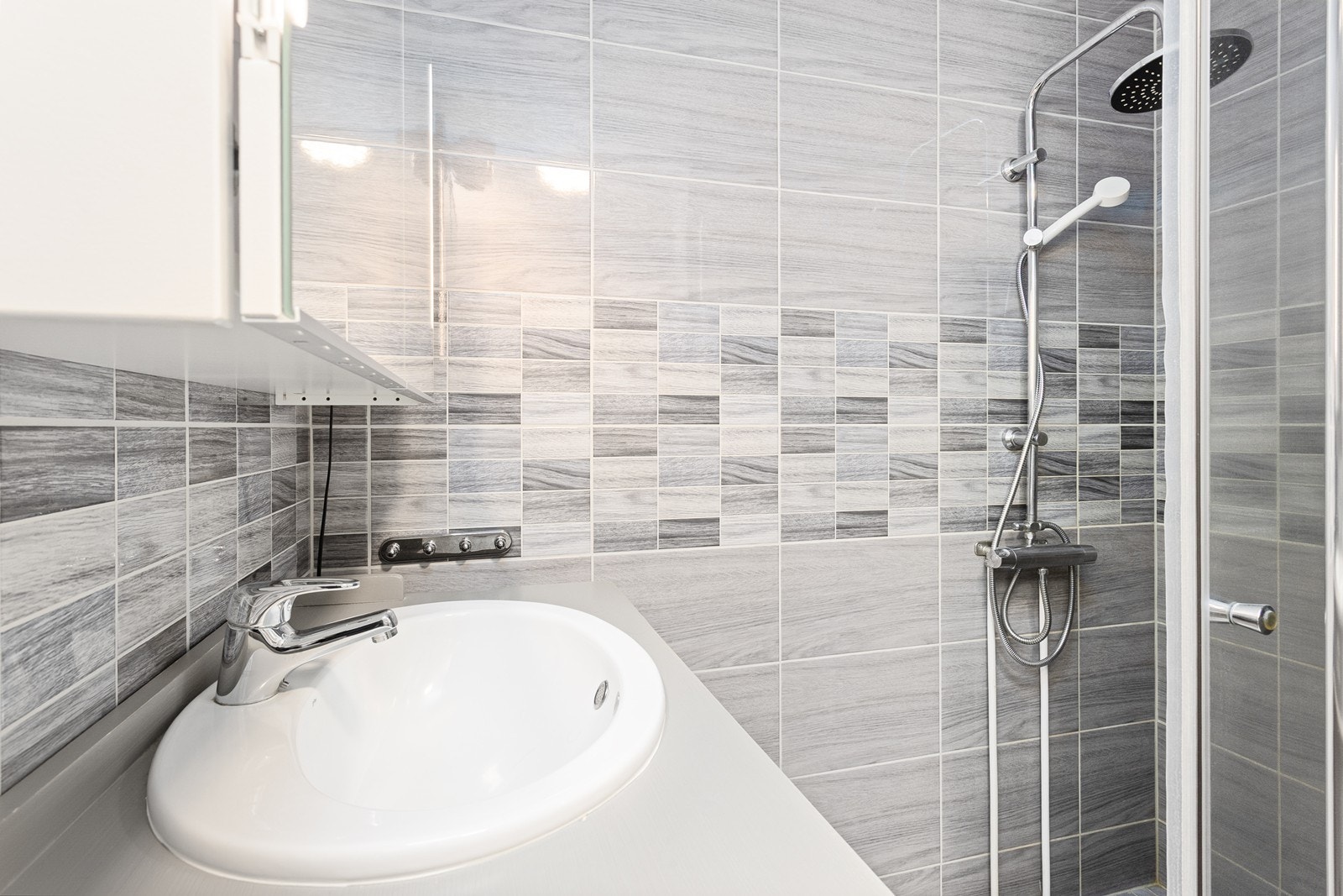 Rommet er innredet med servantmøbel, dusjvegger og toalett. Galleribilde