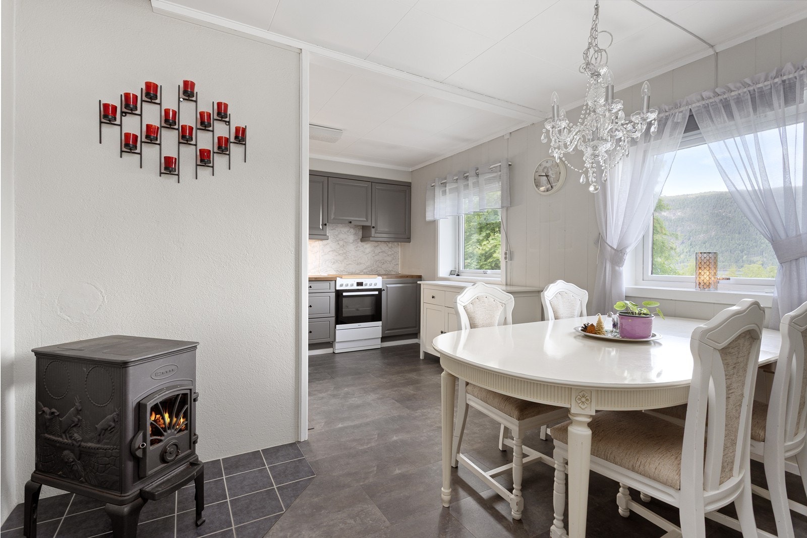 I tilknytning til kjøkkenet har spisestuen god plass til en hyggelig spiseplass. Galleribilde