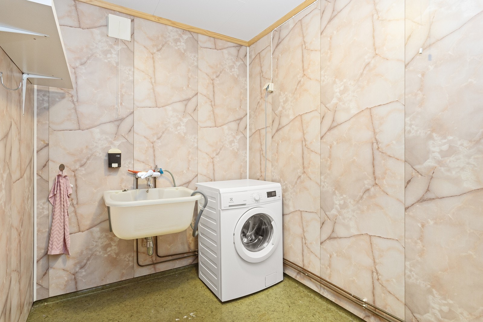 Vaskekjelleren er fra byggeår og er utstyrt med opplegg for vaskemaskin, utslagsvask og dusj med forheng. Galleribilde