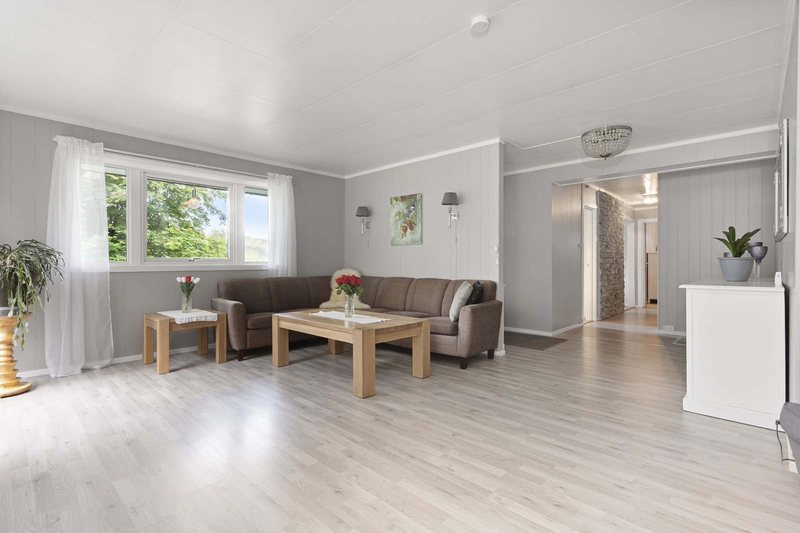 Boligen fremstår som lys og trivelig, med en god og praktisk planløsning. Galleribilde