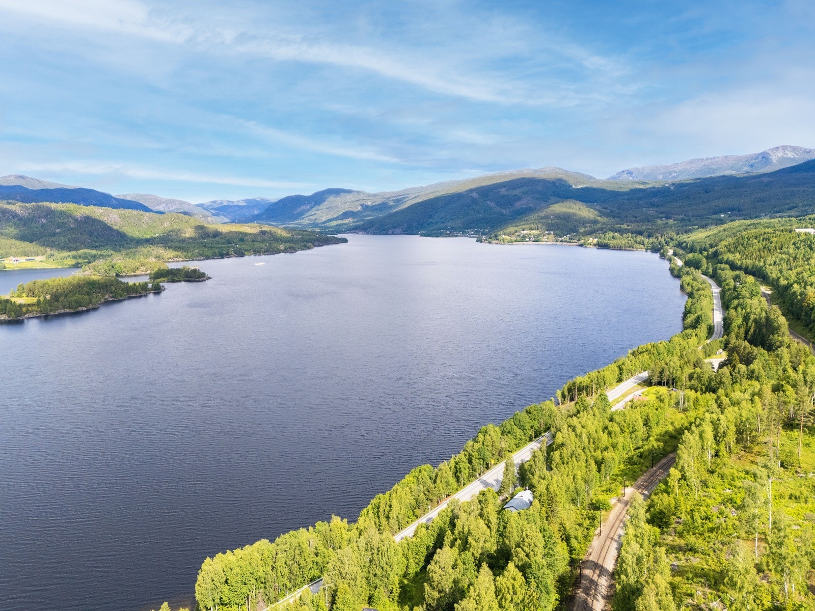 Eiendommen har en fin beliggenhet ved Krøderfjorden i naturskjønne omgivelser i Flå kommune. Galleribilde