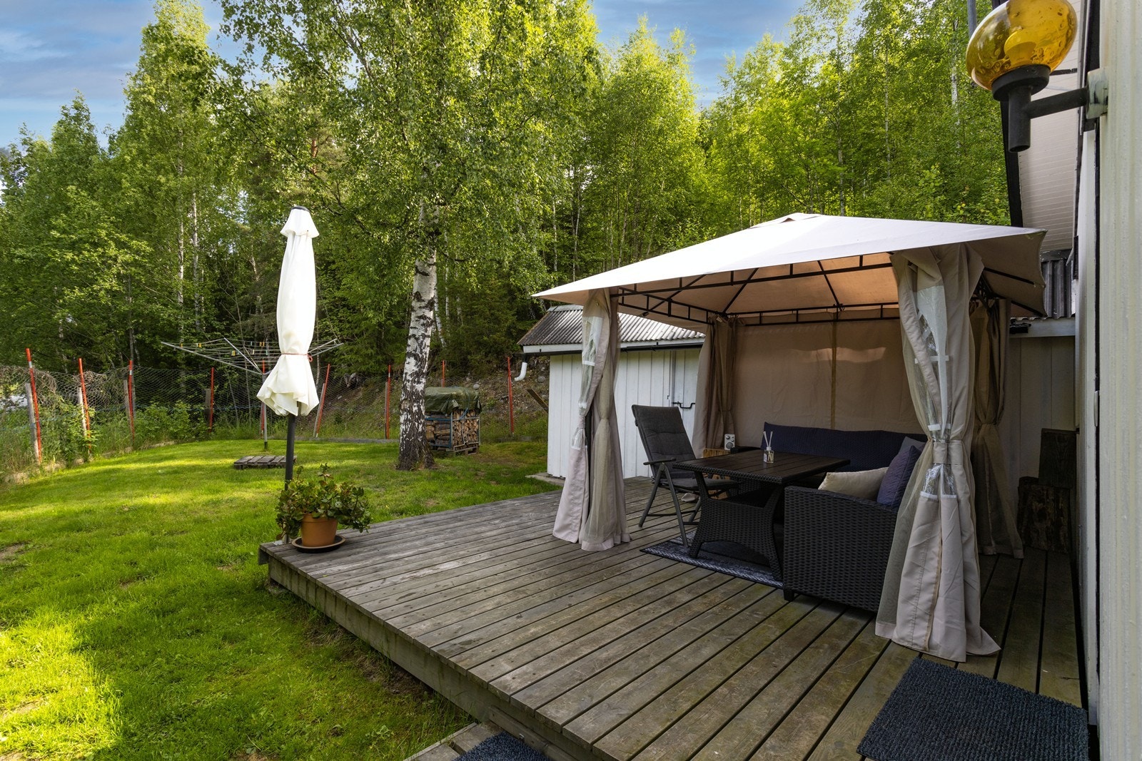 Eiendommen har en relativt flat tomt med hage. Galleribilde