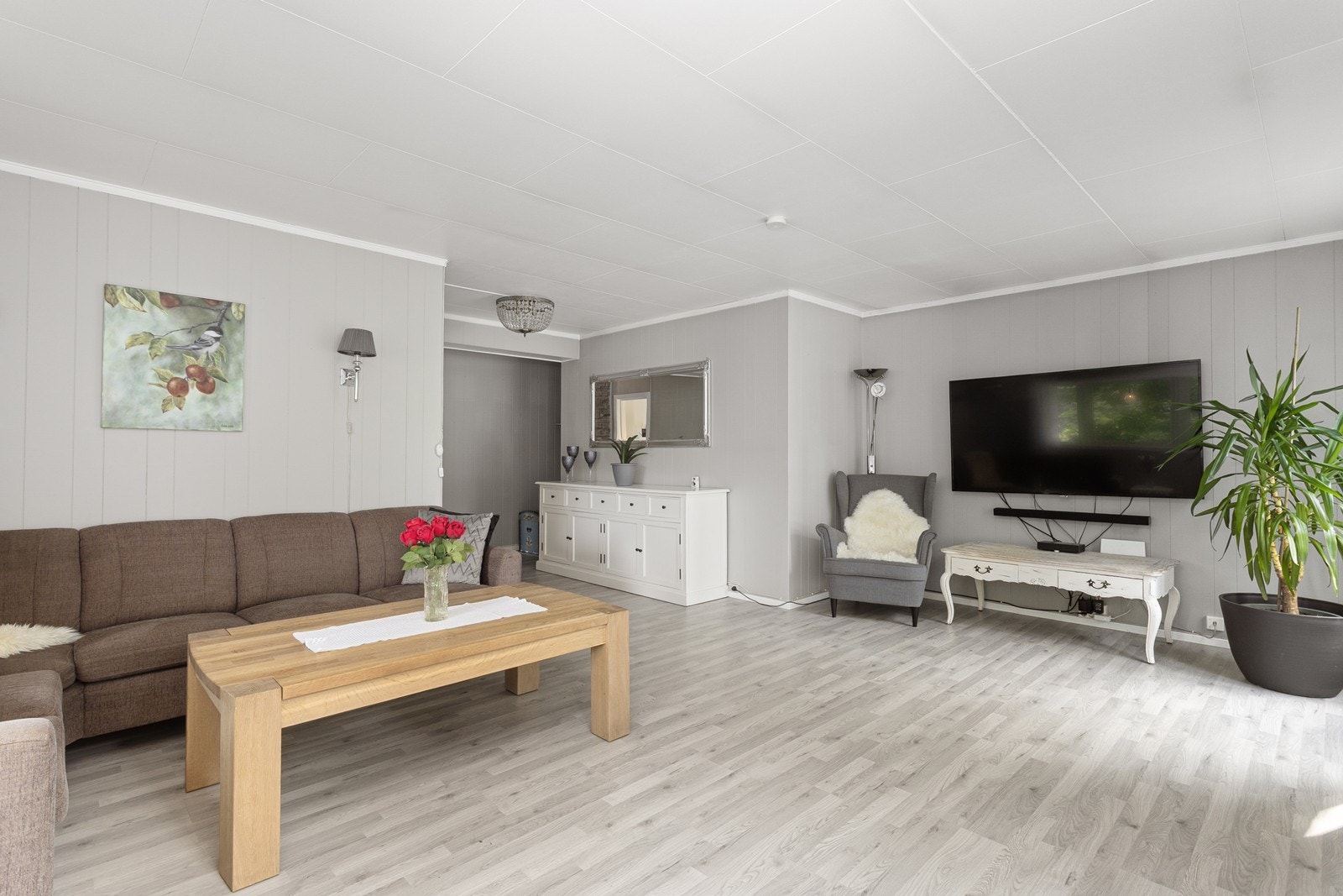 Stuen er malt i lyse farger og har godt lysinnslipp fra vinduer. Galleribilde