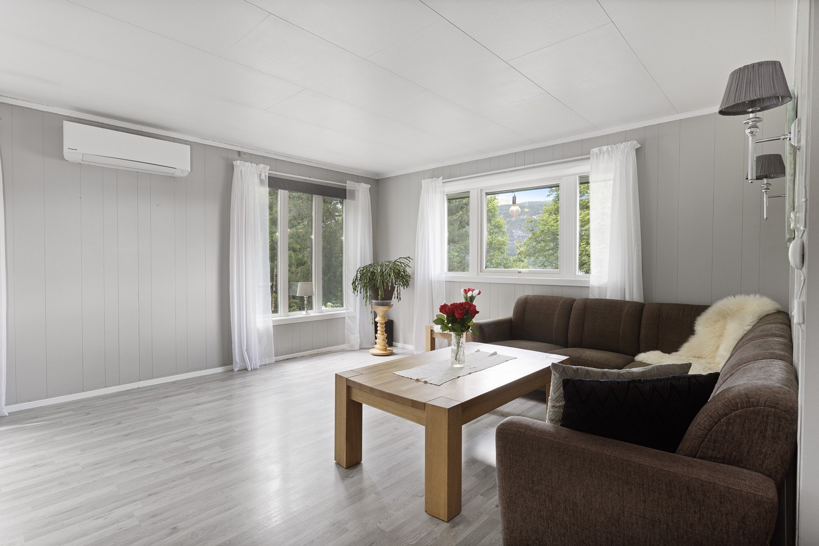 Lysemalte overflater og et lyst laminatgulv gir rommet en luftig atmosfære. Overflatene fremstår som funksjonelle og i normal bruksstand. Galleribilde