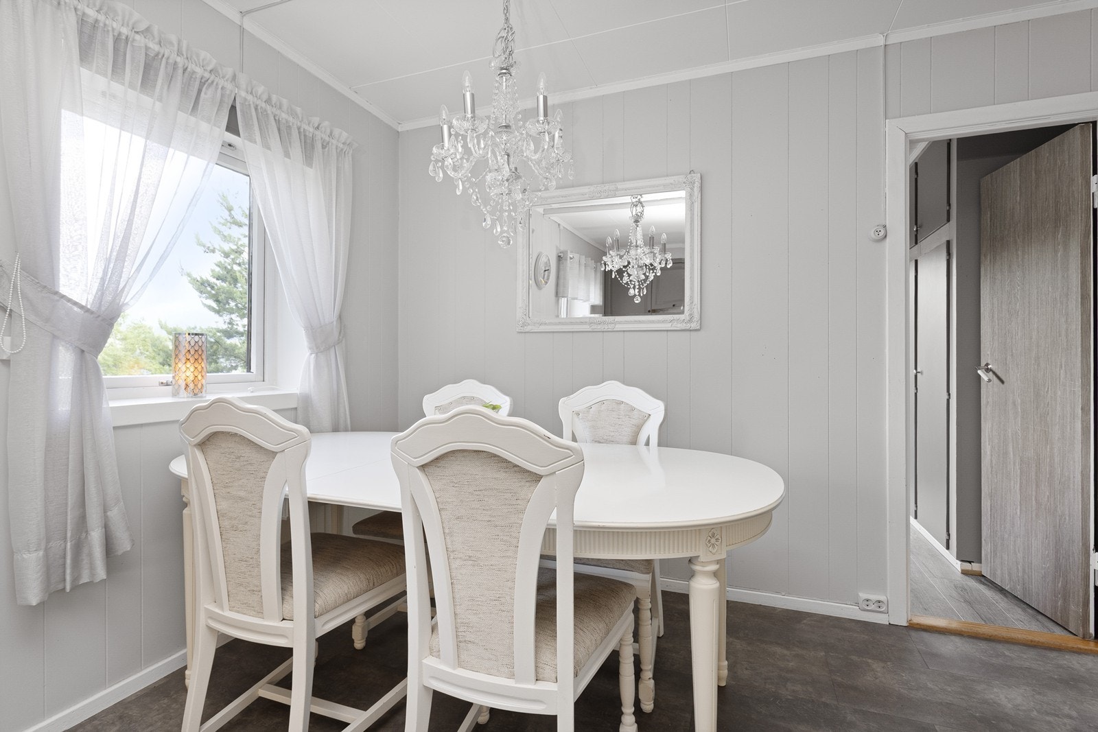 Den praktiske plasseringen gjør det enkelt å ha kontakt med gjester, selv når man lager mat. Galleribilde