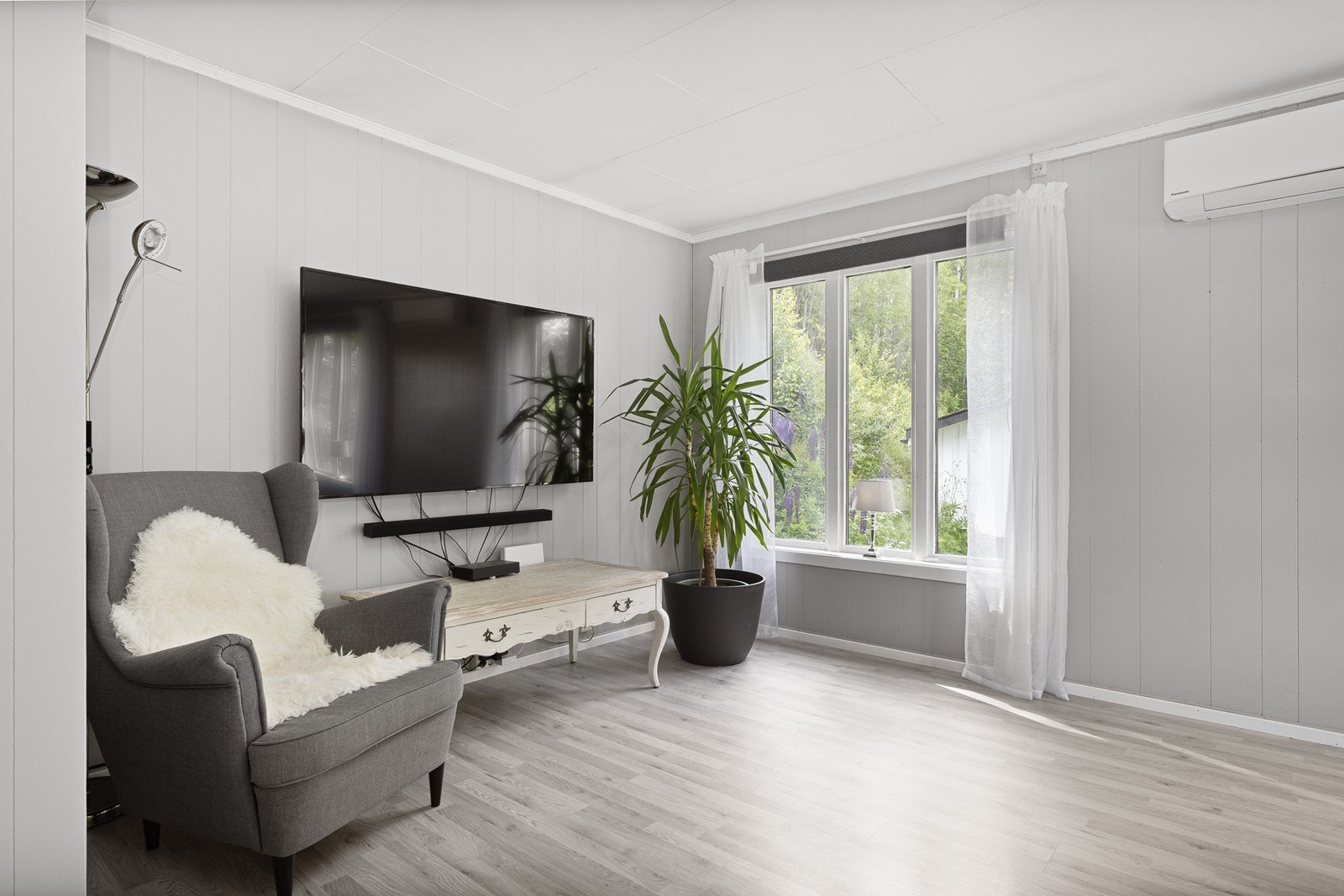 I stuen er det også installert en varmepumpe for jevn varme. Galleribilde