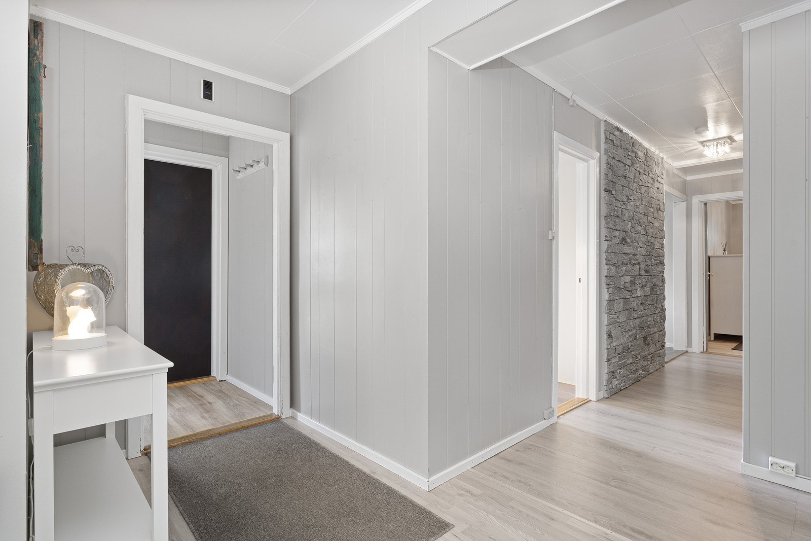 Mellomgangen er åpen og luftig, og leder videre inn til boligens oppholdsrom. Galleribilde