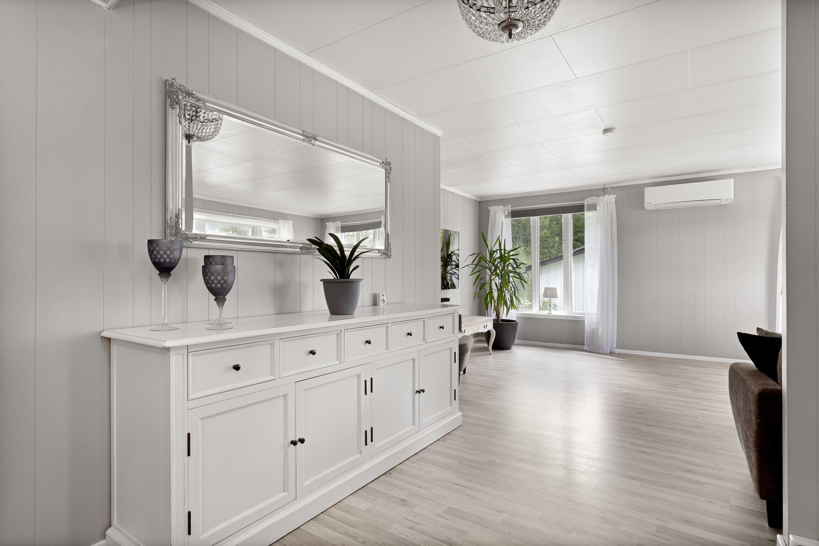 Et innbydende rom med flere møbleringsmuligheter. Galleribilde