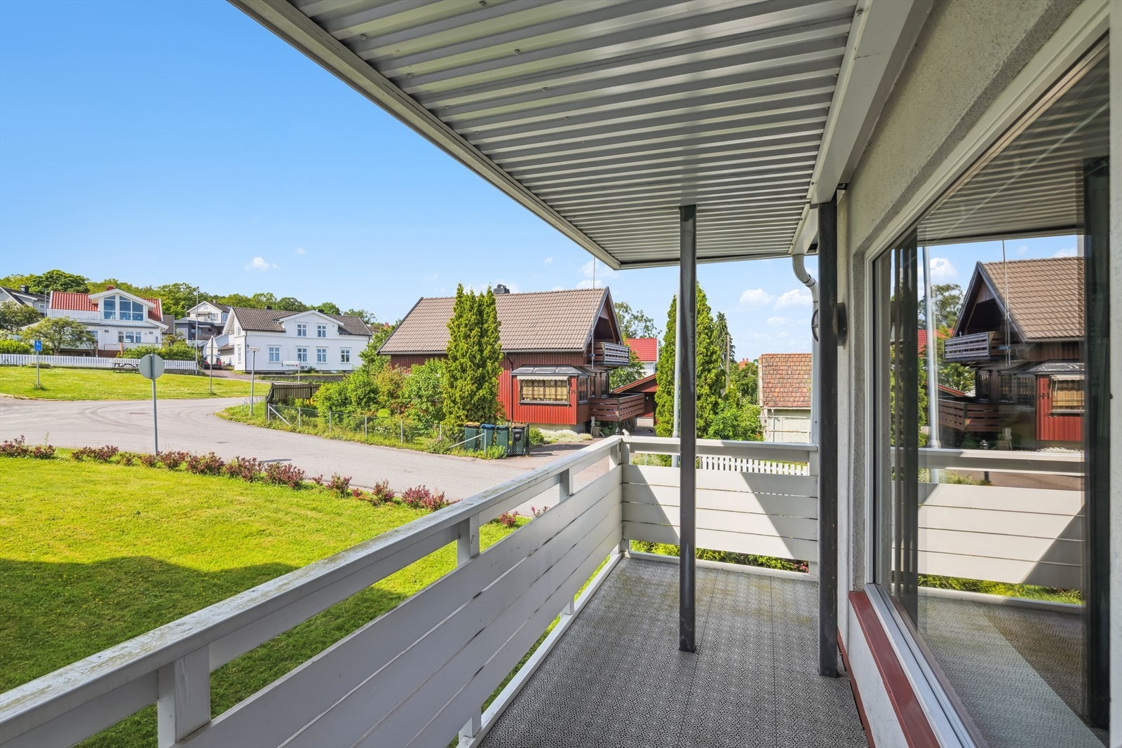 Koselig balkong hvor man kan nyte fine sommerdager Galleribilde