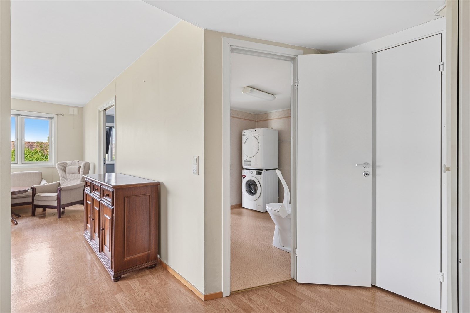 Velkommen inn! Fra leilighetens entré har man direkte tilgang til badet Galleribilde