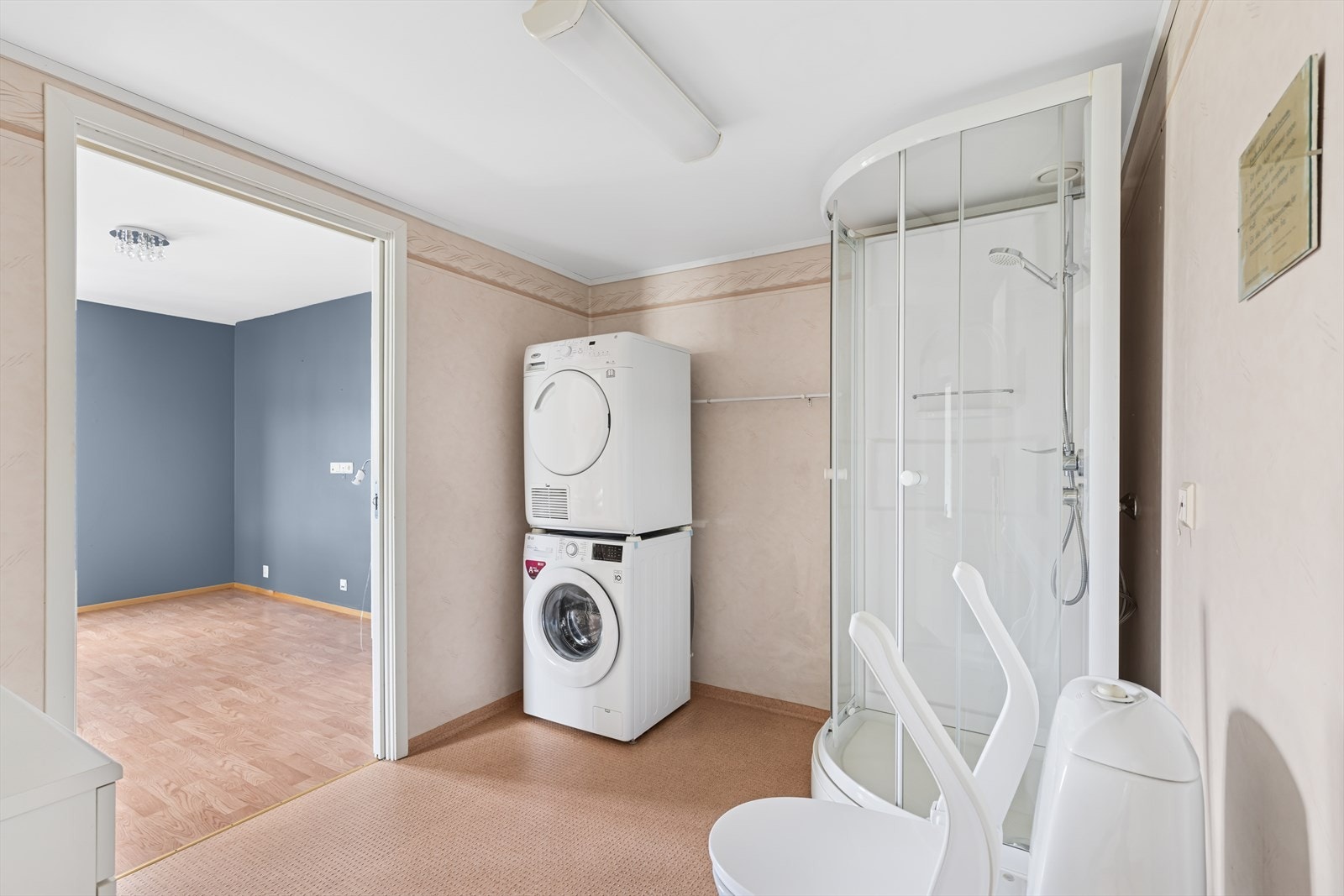 Badet har opplegg til vaskemaskin og tørketrommel Galleribilde