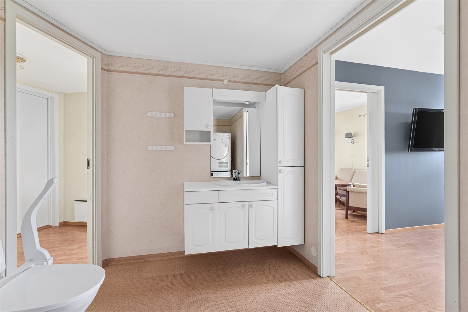 Badet har innredning med nedfelt servant, toalett, dusjkabinett og har en praktisk løsning med tilgang både fra entré, men også fra hovedsoverommet Galleribilde
