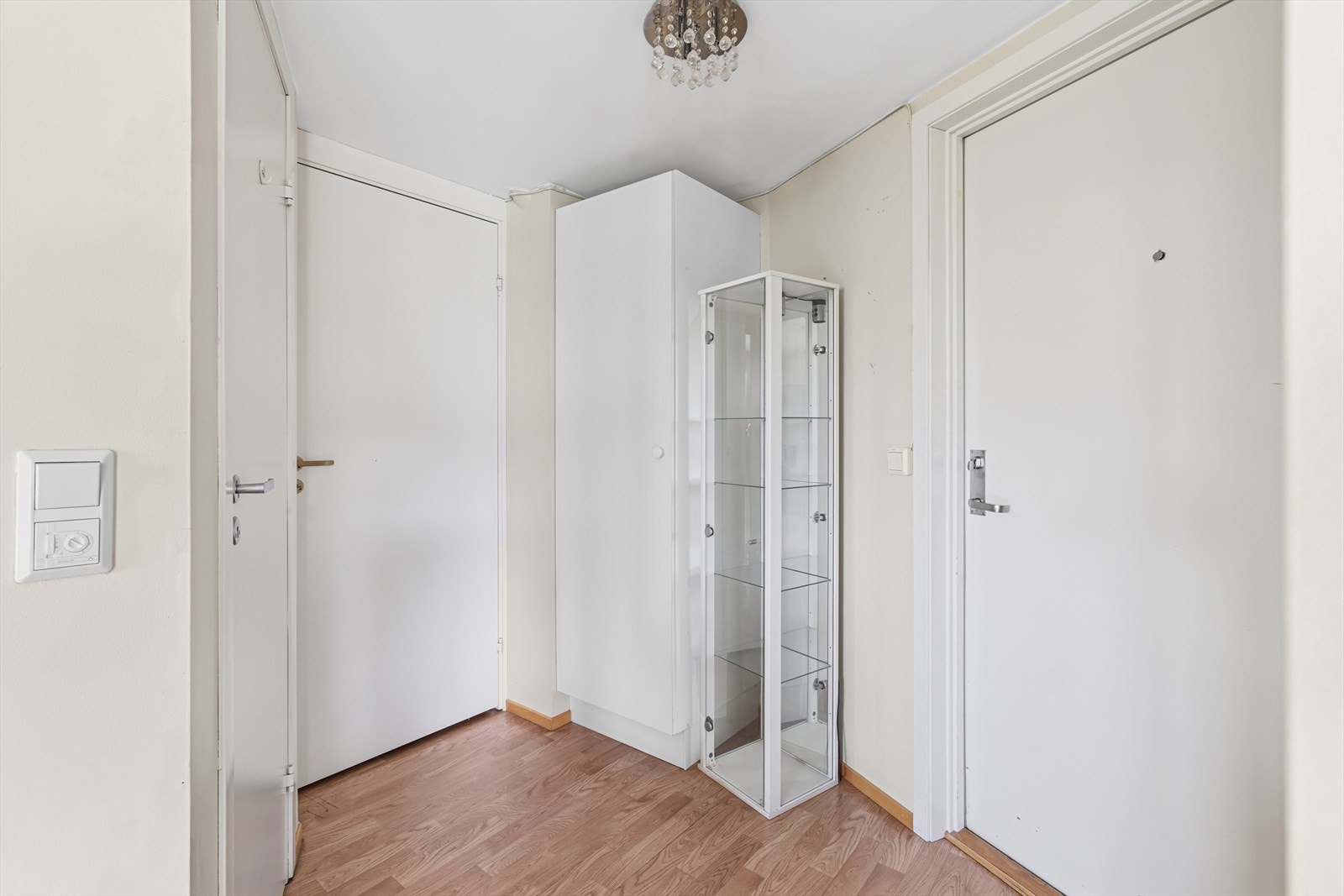 Fra entréen er det også en praktisk bod som passer fint til oppbevaring av en ekstra fryseboks Galleribilde