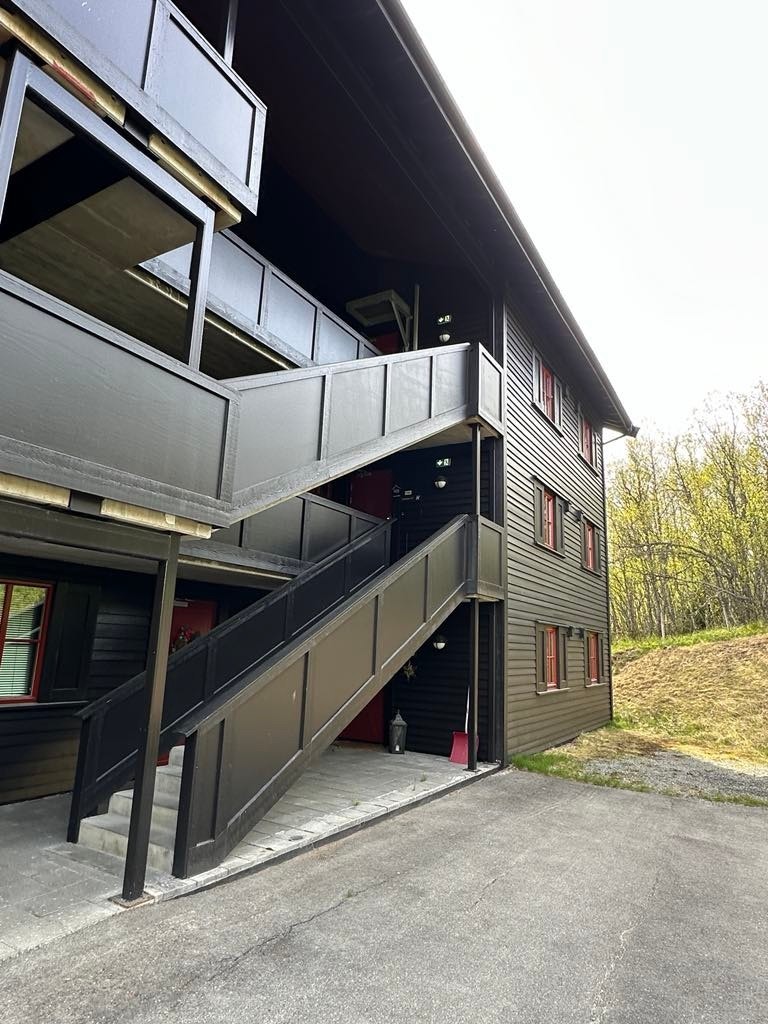 Leiligheten ligger i 2. etasje i Sameiet Beito Apartments. Her fra inngangspartiet. Galleribilde