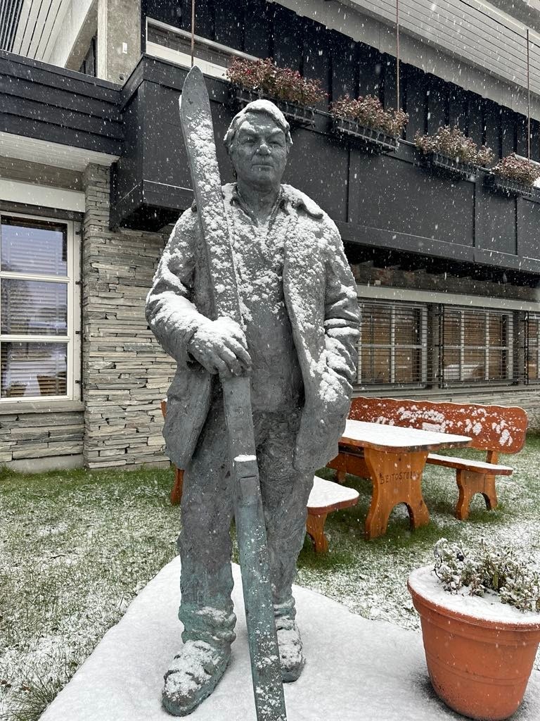 Minnestatue etter Steinar Hovi utenfor Beitostølen Resort. Galleribilde