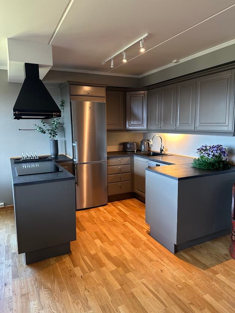 Plass til integrert platetopp og komfyr, samt frittstående oppvaskmaskin og kjøl-/fryseskap. Galleribilde