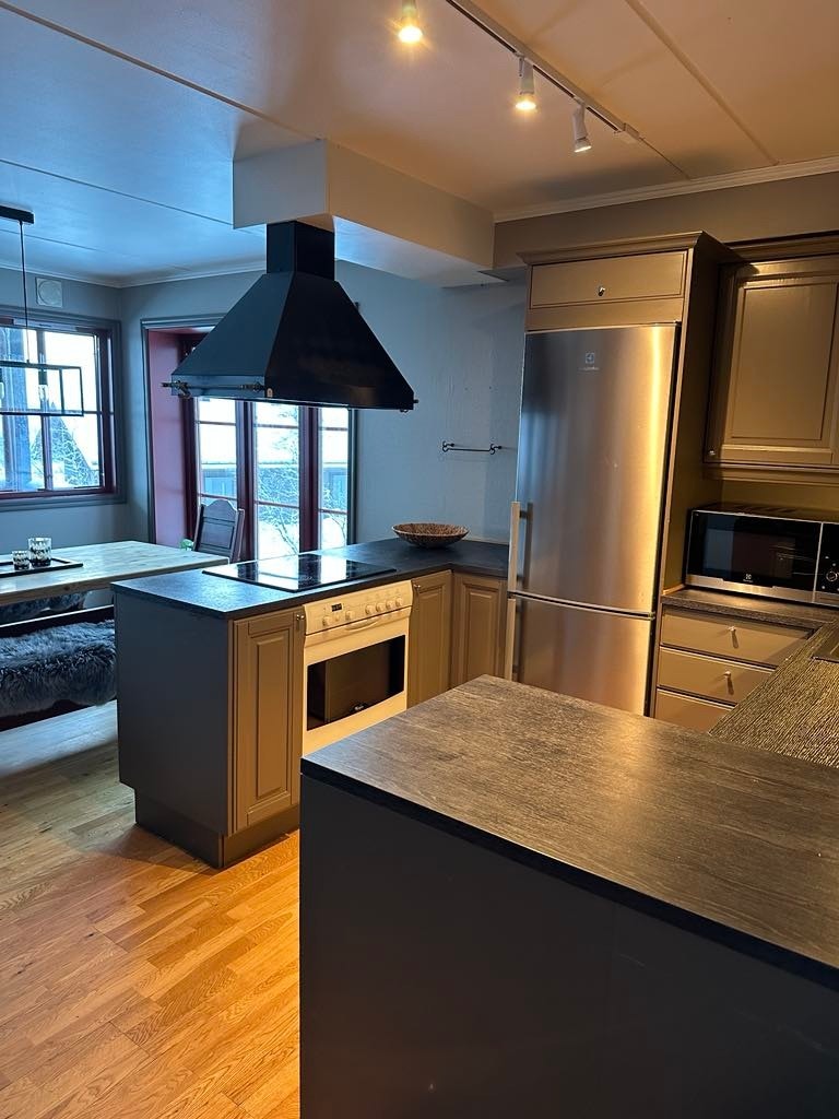 Åpen og sosial løsning mellom stue, spisestue og kjøkken. Galleribilde