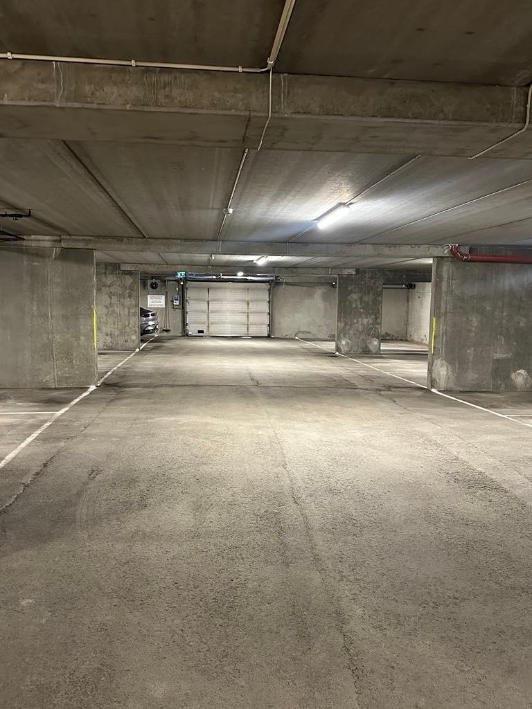 Leiligheten disponerer en parkeringsplass i felles parkeringskjeller. Galleribilde