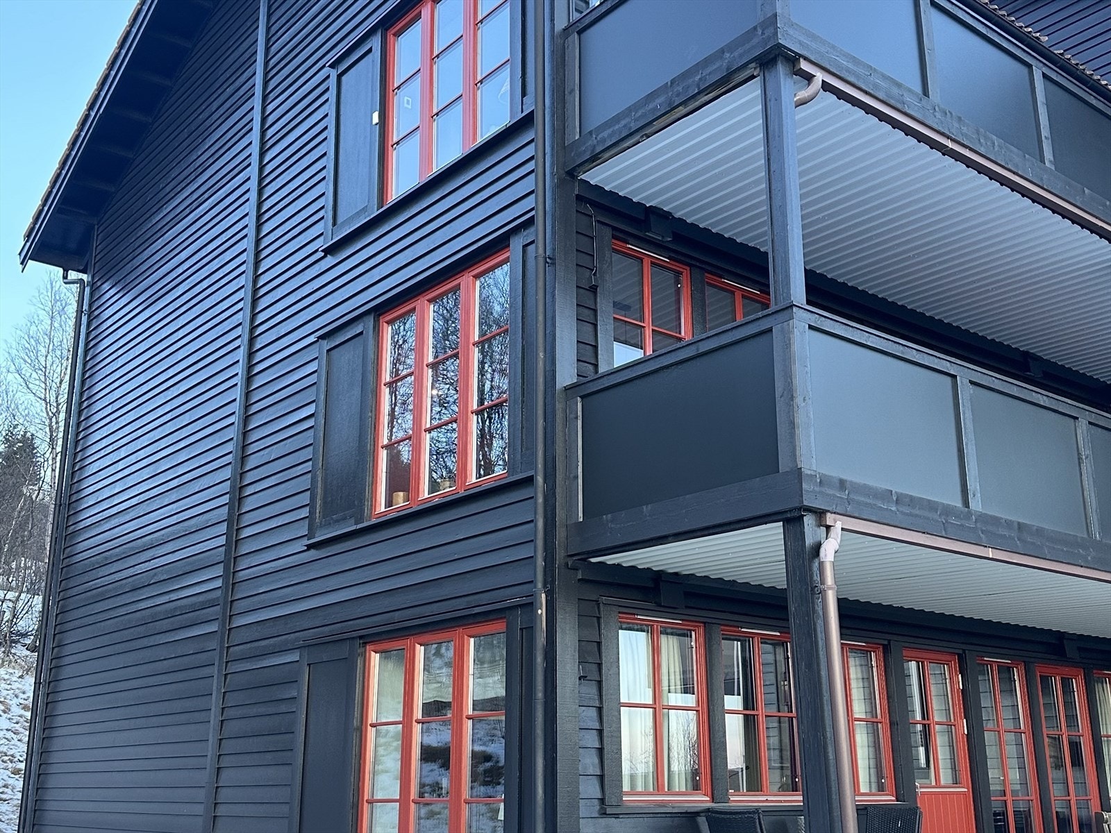 Leiligheten ligger i enden av det øverste bygget i sameiet. Galleribilde