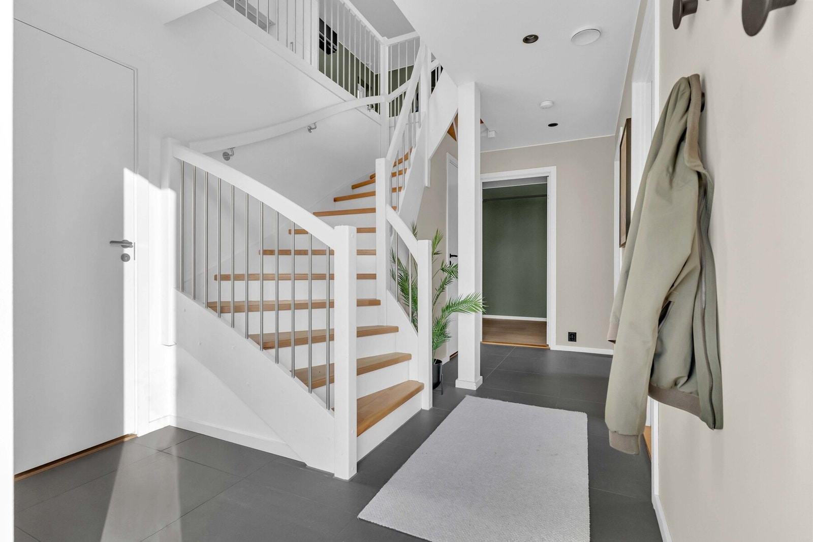 Vi beveger oss opp trappen til boligens hovedetasje. Galleribilde