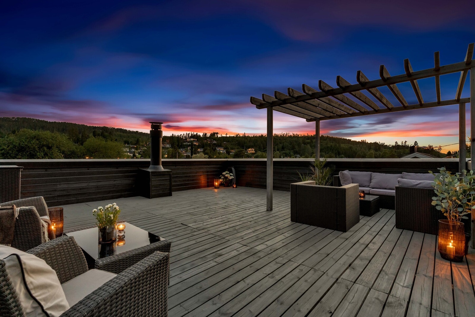 Enten du ønsker en stille stund under stjernene, eller hyggelig samvær med gode venner, er dette et sted hvor kveldene gjerne blir litt lengre. Galleribilde