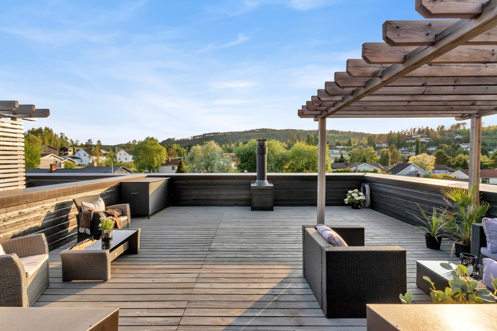 Flere soner for utemøbler, solsenger og spisebord gir en sosial og avslappet atmosfære fra morgen til kveld. Galleribilde
