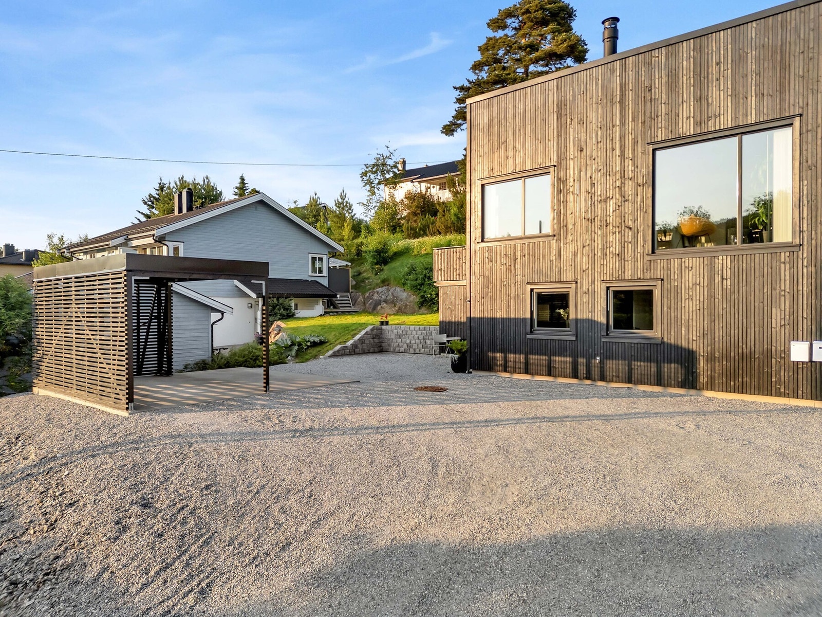 De store vindusflatene skaper naturlig gjennomlys og en luftig atmosfære, mens gjennomtenkt takbelysning gir en varm stemning på kveldstid. Galleribilde