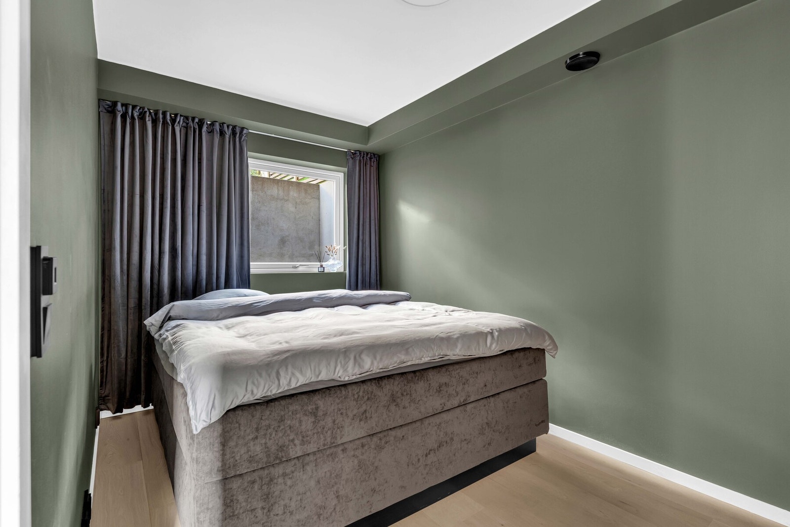 Hovedsoverommet er av god størrelse med god plass til dobbeltseng, nattbord og ønskelig garderobeløsning Galleribilde