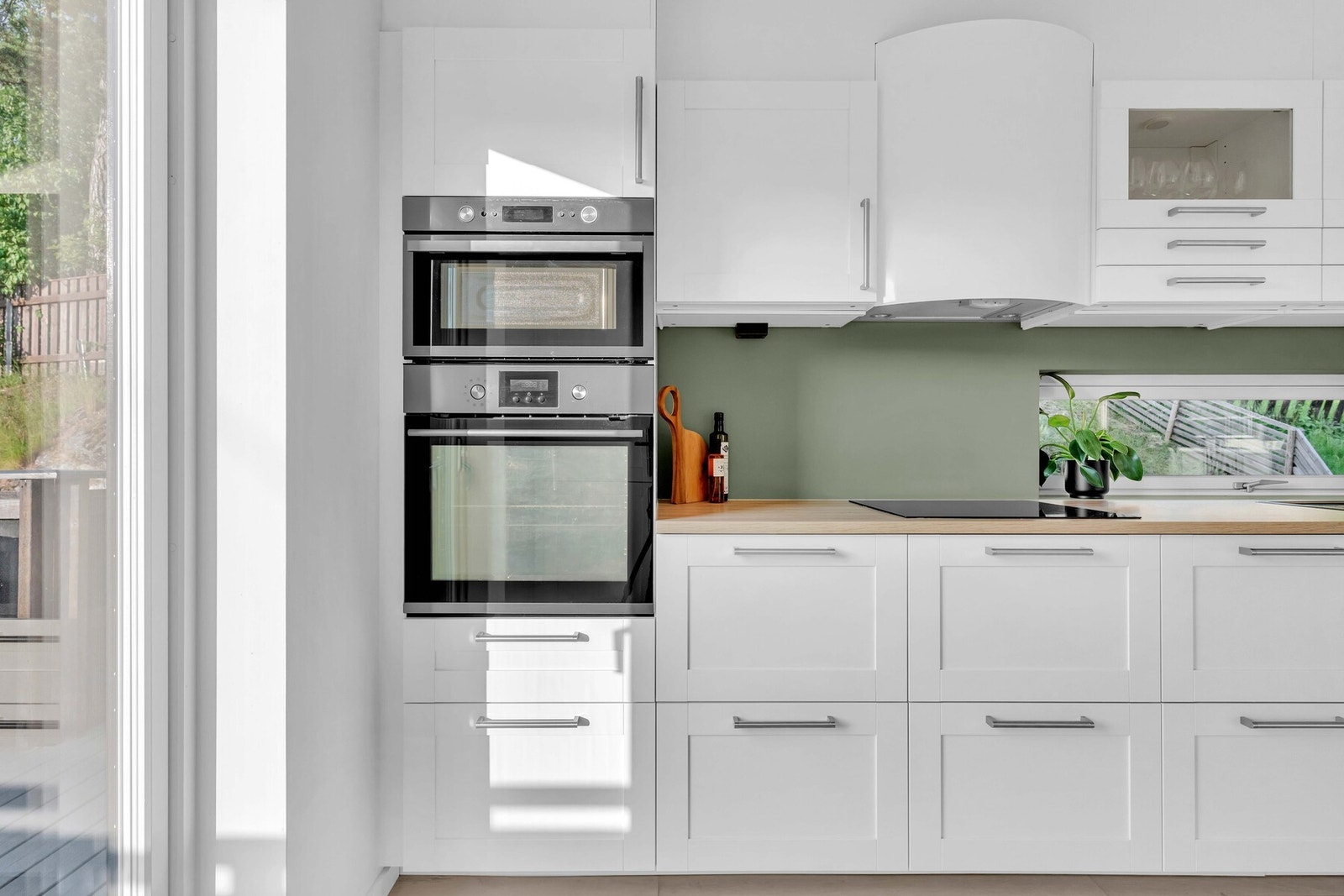 Det er også montert komfyr og mikrobølgeovn i høyskap - noe som gjør matlagingen noe enklere! Galleribilde