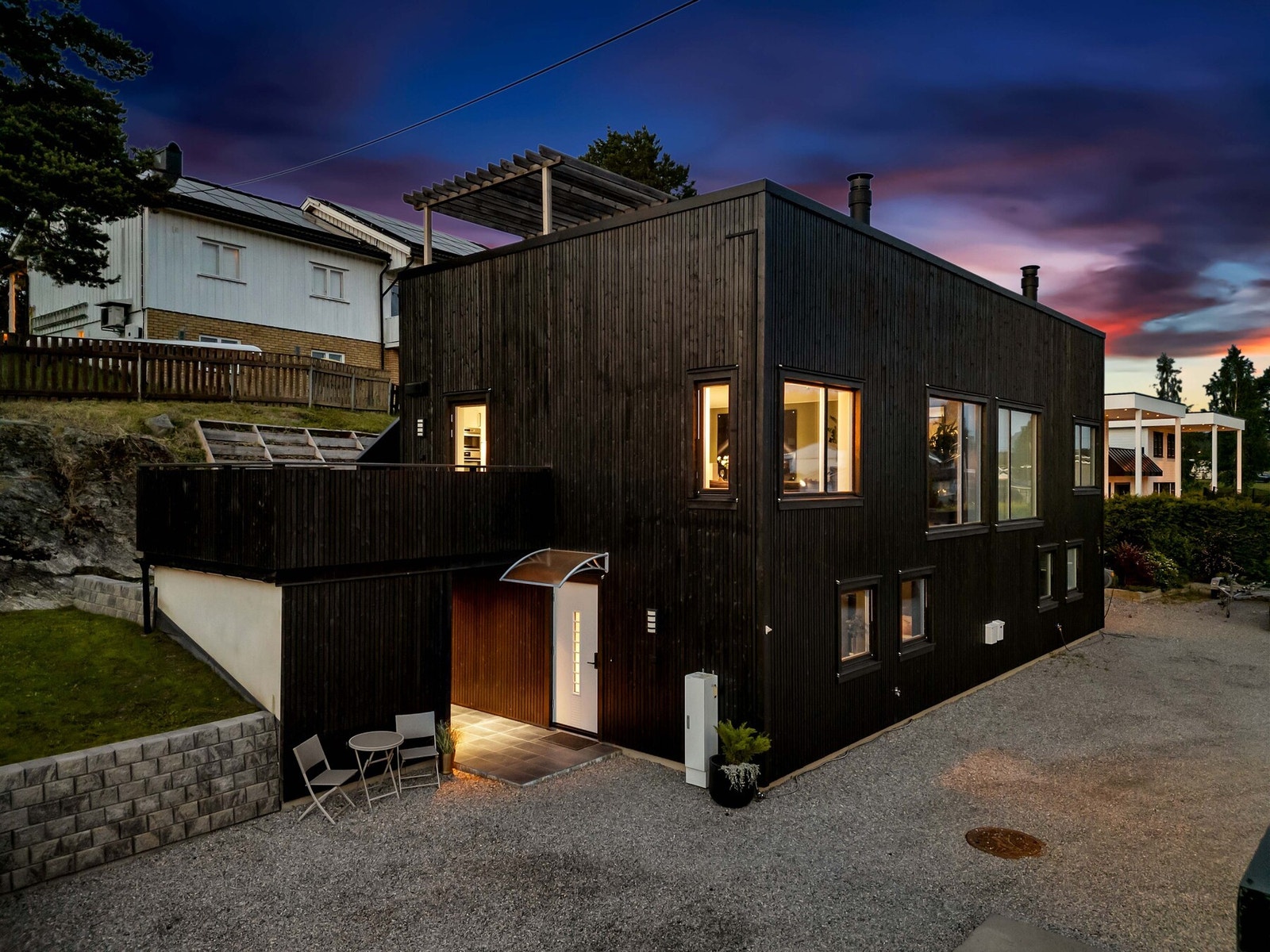 Eiendommen har gode solforhold som kan nytes både på veranda utenfor kjøkkenet og på den store takterrassen med pergola. Galleribilde