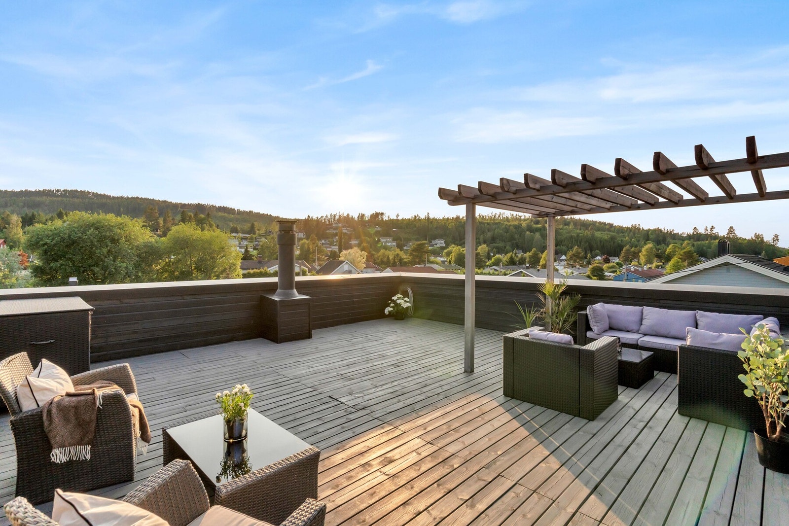 Furuveien 11 er en veldig fin og nyere halvpart av tomannsbolig. I denne boligen kan du ta med deg tannbørsten og flytte rett inn! Galleribilde