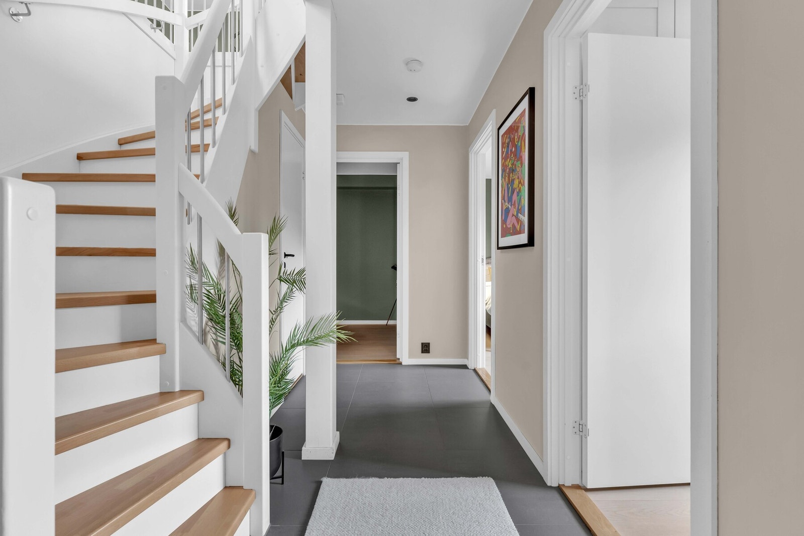 Første vi kommer til er en lys og luftig entré, noe som representerer resten av boligen godt også. Galleribilde