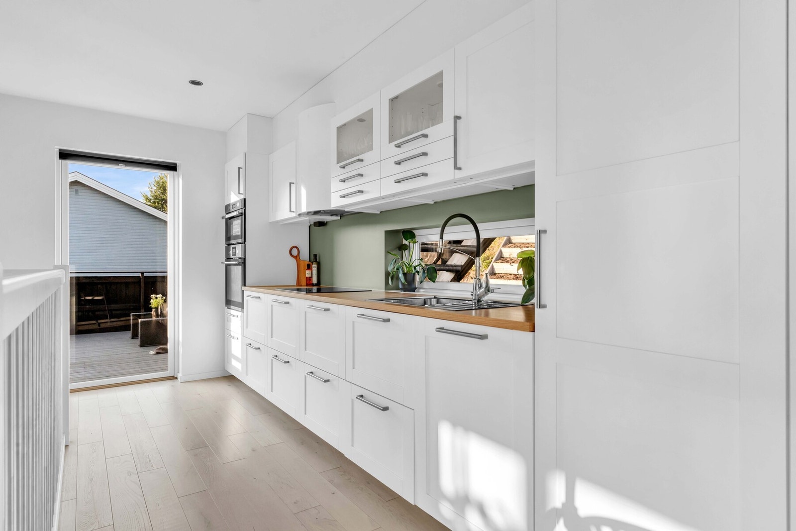 Videre er kjøkkenet utstyrt med integrerte hvitevarer som oppvaskmaskin og induksjonstopp, samt ventilator, komfyrvakt og god arbeidsbelysning. Galleribilde