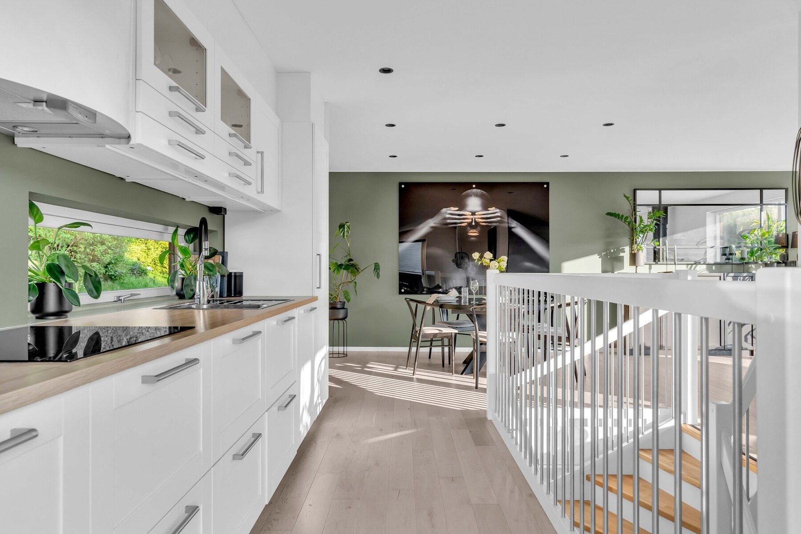 Kjøkkenet har et tidsmessig og stilfullt design med god benkeflate og rikelig med oppbevaringsplass. Galleribilde