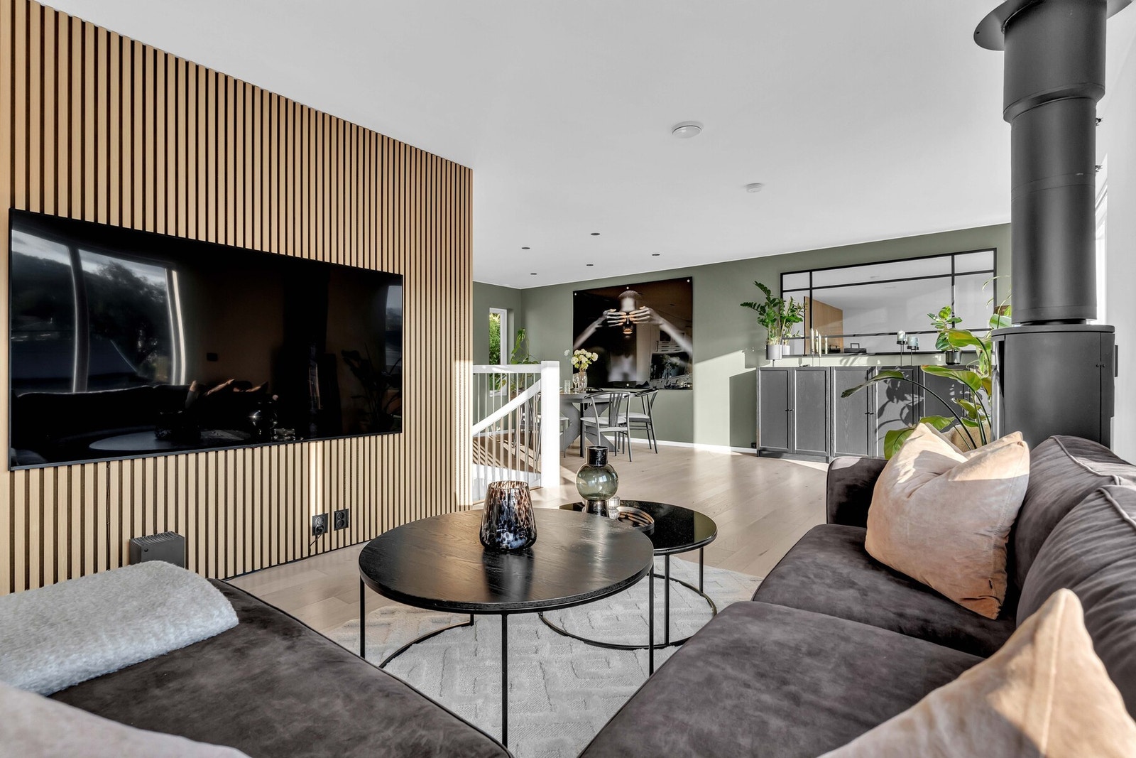 Rommet har malte, glatte overflater med kontrastvegger som en dekorativ spilevegg og vegger malt i moderne og tidsriktige farger. Galleribilde