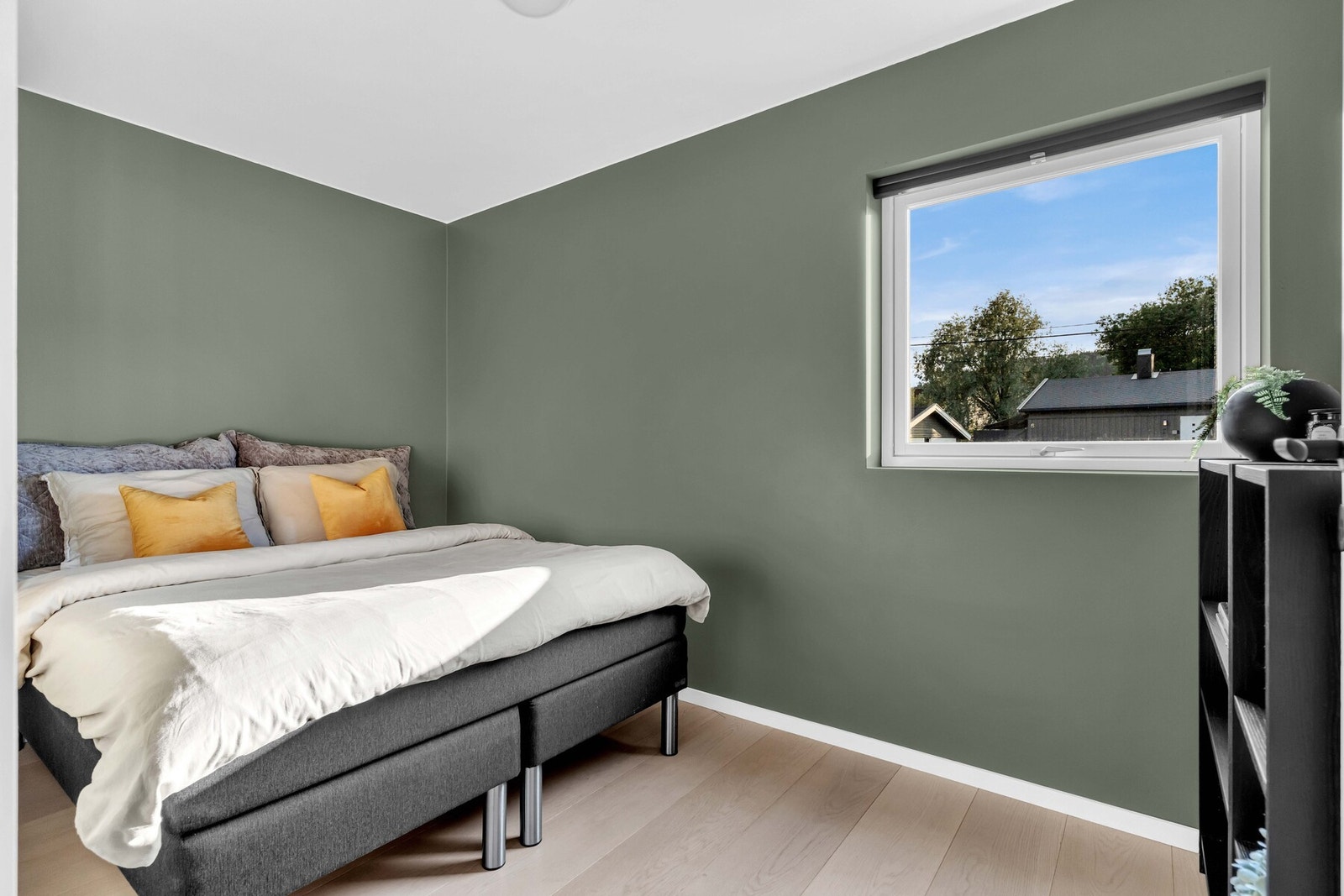 Det andre soverommet har plass til seng, kontorpult, oppbevaringsmøblement m.m og gjør seg perfekt som gjesterom, barnerom eller kontor. Galleribilde