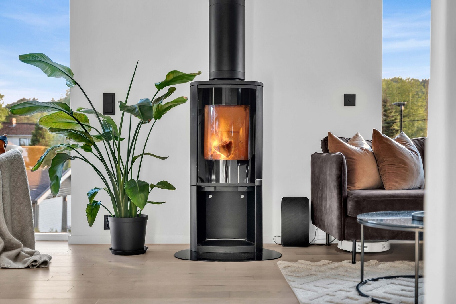 Det er montert en trivelig peisovn som bidrar til varme og hygge på kjøligere dager. Galleribilde