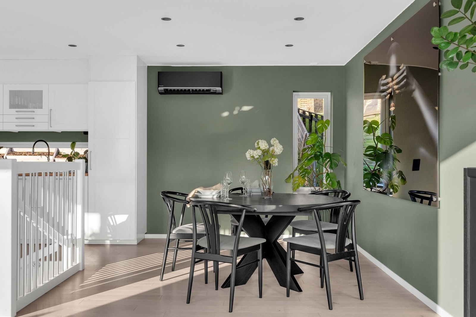 Boligen er elektrisk oppvarmet kombinert med vedfyring og luft til luft varmepumpe montert ved spiseplassen. Galleribilde