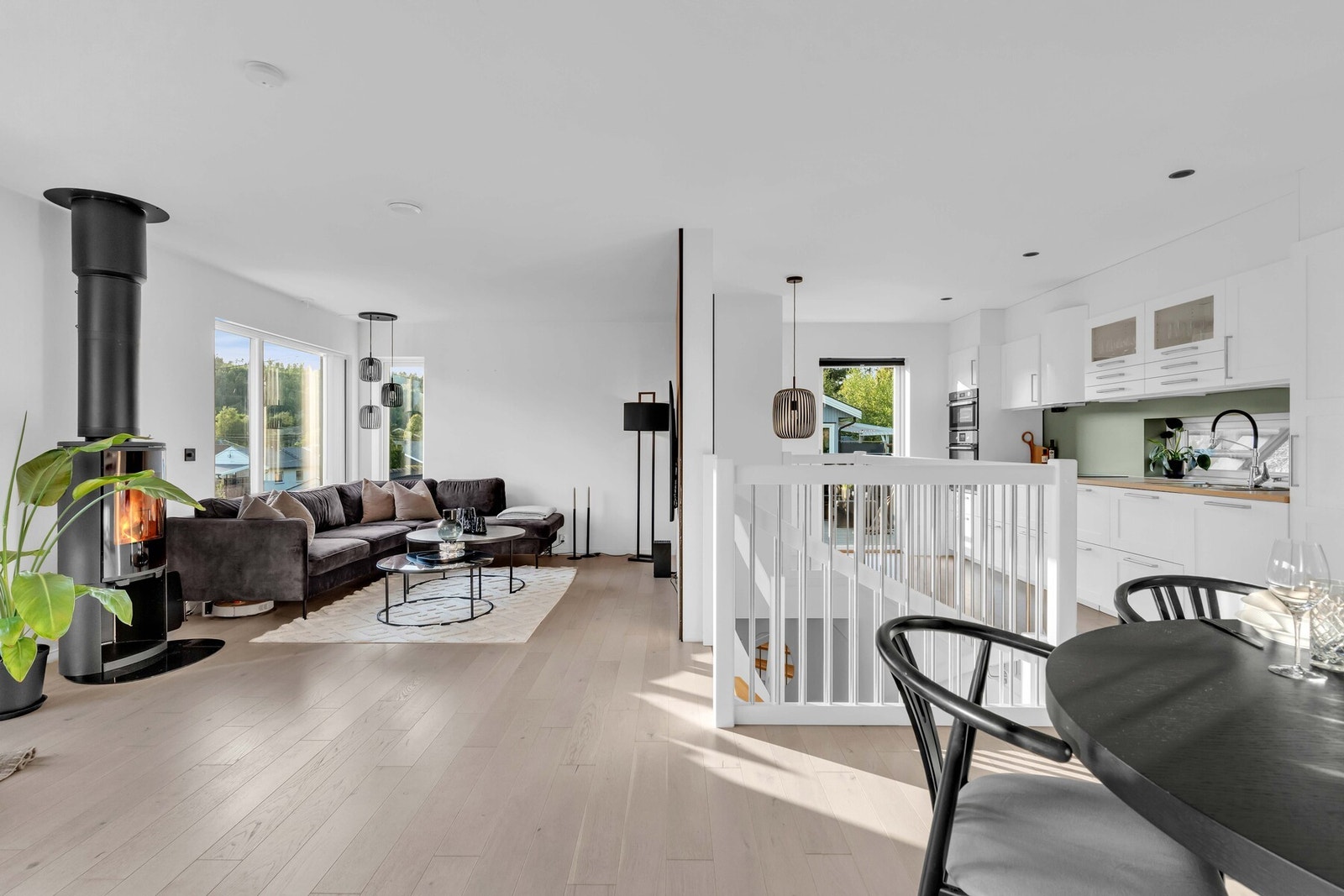 Smart og sosial planløsning der stue, kjøkken og spisestue glir sømløst over i hverandre. Galleribilde