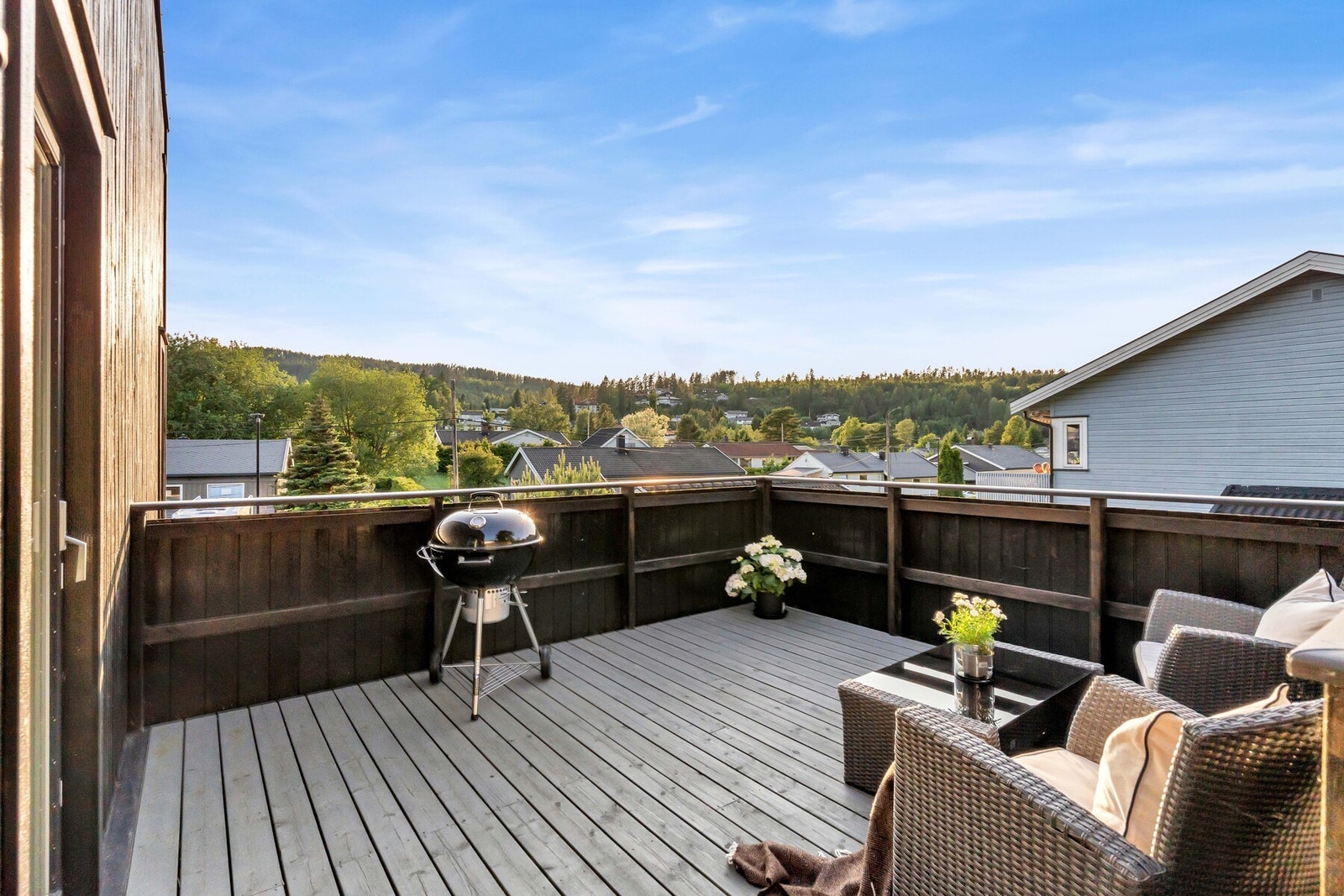 Fra kjøkkenet er det utgang til en flott veranda på ca. 16 m², helt perfekt for å nyte morgenkaffen eller en middag i solen. Galleribilde