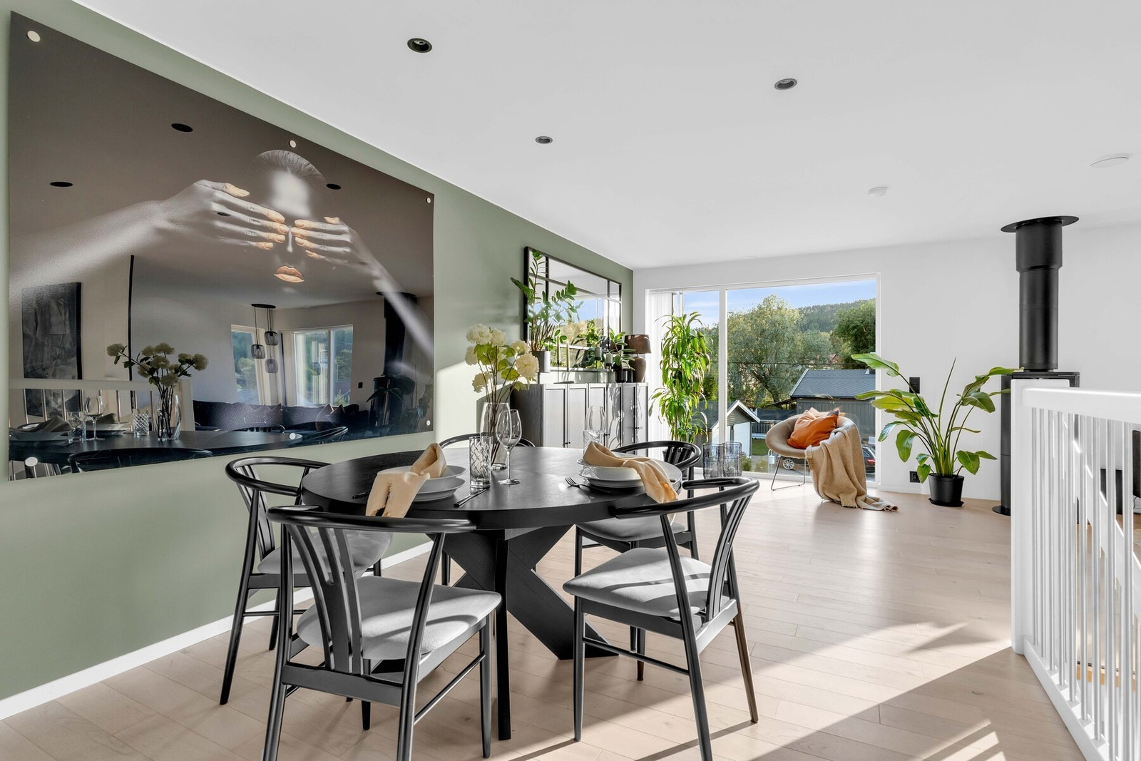 Innbydende spiseplass hvor man kan invitere inn venner og familie til lange hyggelige middager i en trivelig og sosial del av boligen. Galleribilde